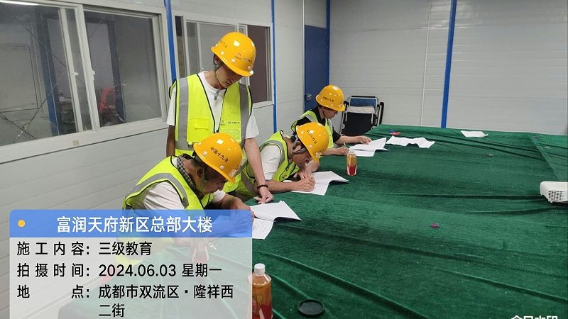 成人教育的收费标准存在较大差异，主要体现在以下几个方面：